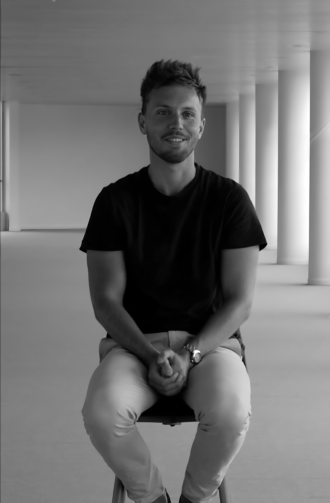 Alexandre Bertinchamps, créateur du studio Poppin’, assis face à l’objectif